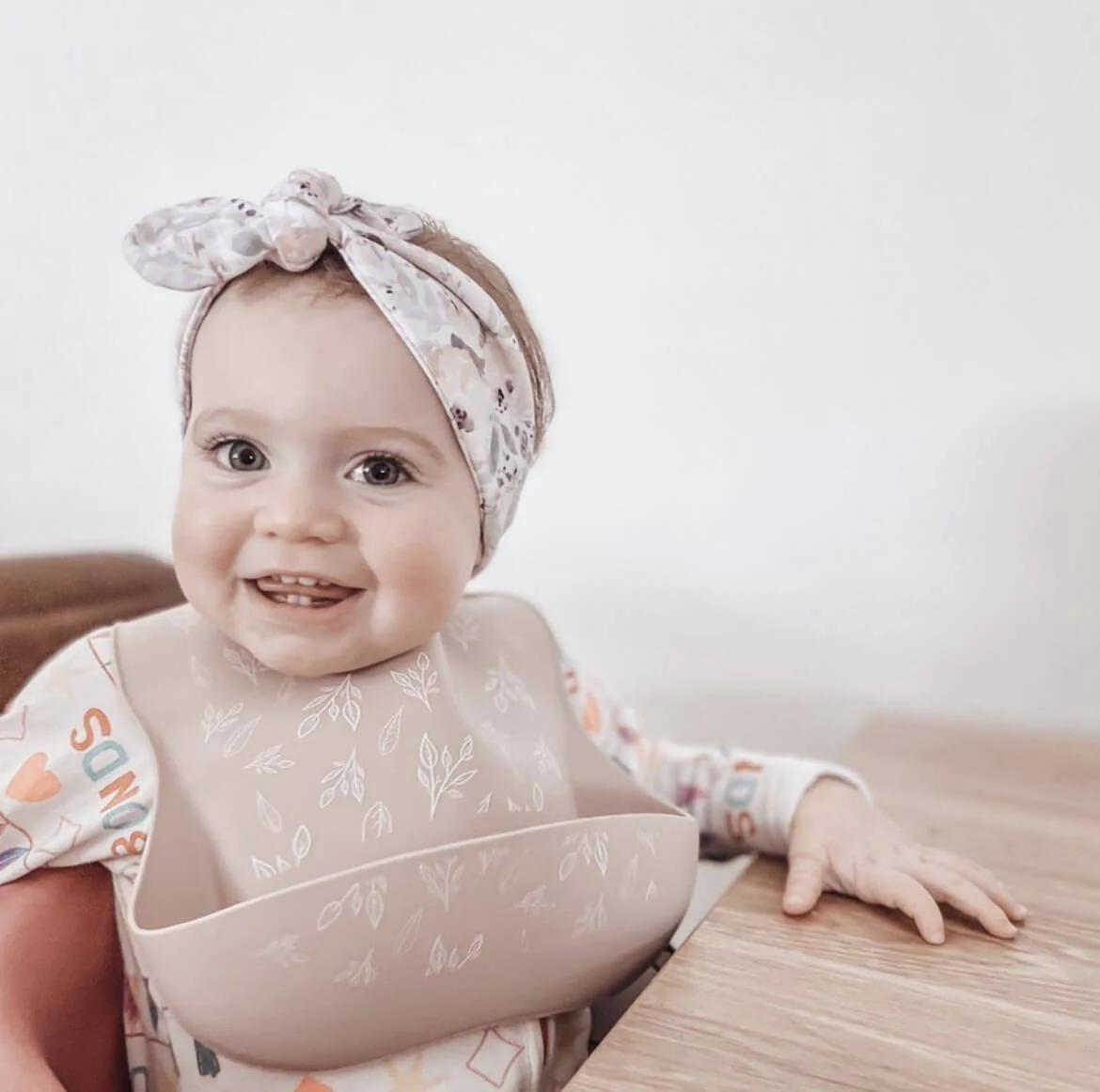 All4Ella Silicone Bib with Spoon - Image 3