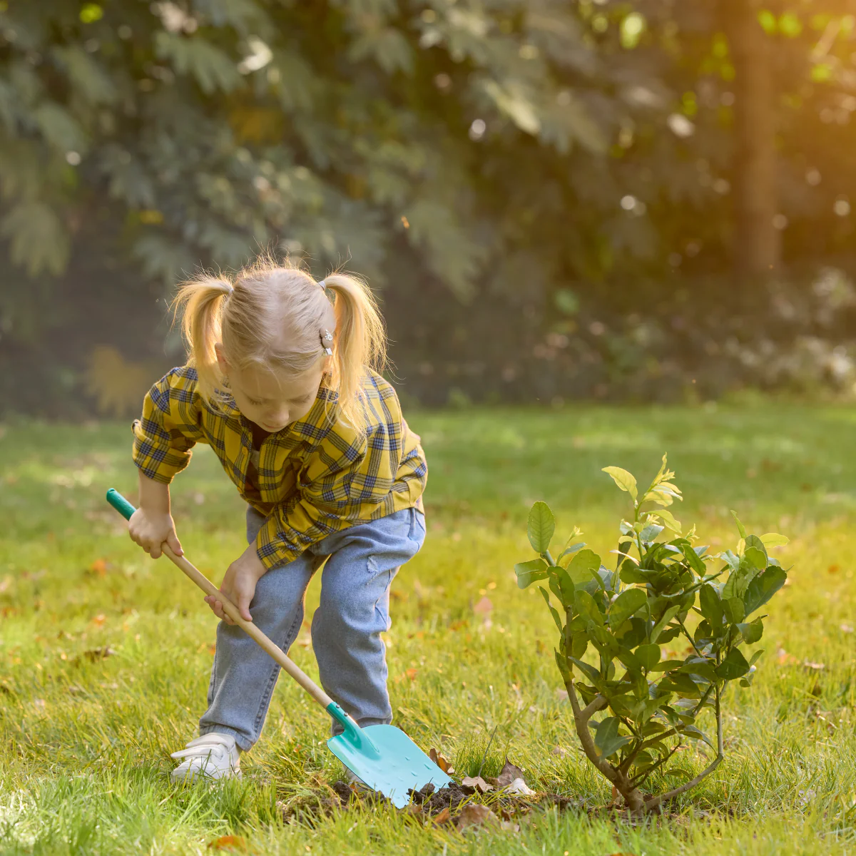 Hape Garden Spade - Image 3